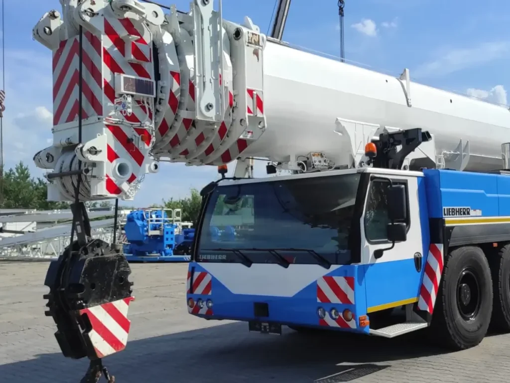 Dźwig mobilny Liebherr podczas prac przeładunkowych i montażowych