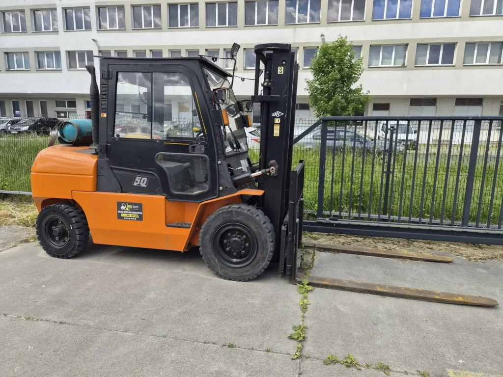 Wózek widłowy Hangcha 50 podczas prac przeładunkowych i transportu przemysłowego